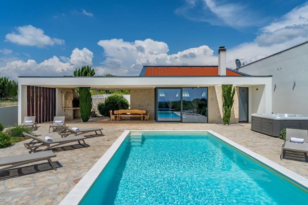 Villa T, Spacious With Heated Pool, Hot Tub & Sauna Rastevic Buitenkant foto