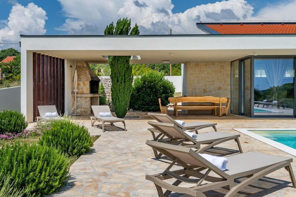 Villa T, Spacious With Heated Pool, Hot Tub & Sauna Rastevic Buitenkant foto