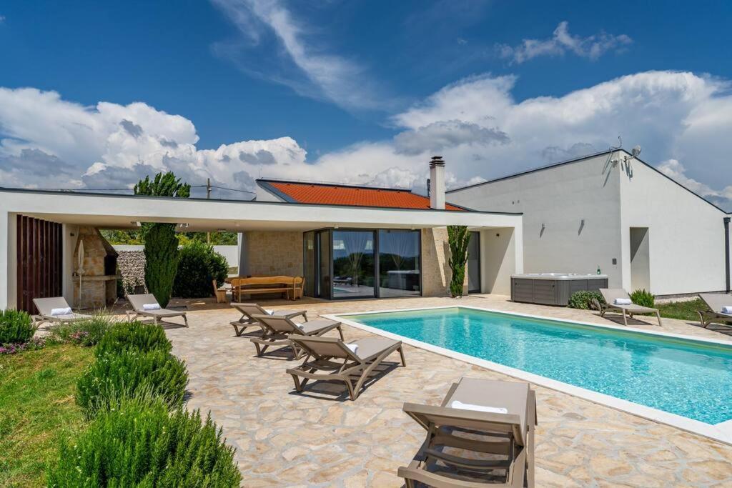 Villa T, Spacious With Heated Pool, Hot Tub & Sauna Rastevic Buitenkant foto