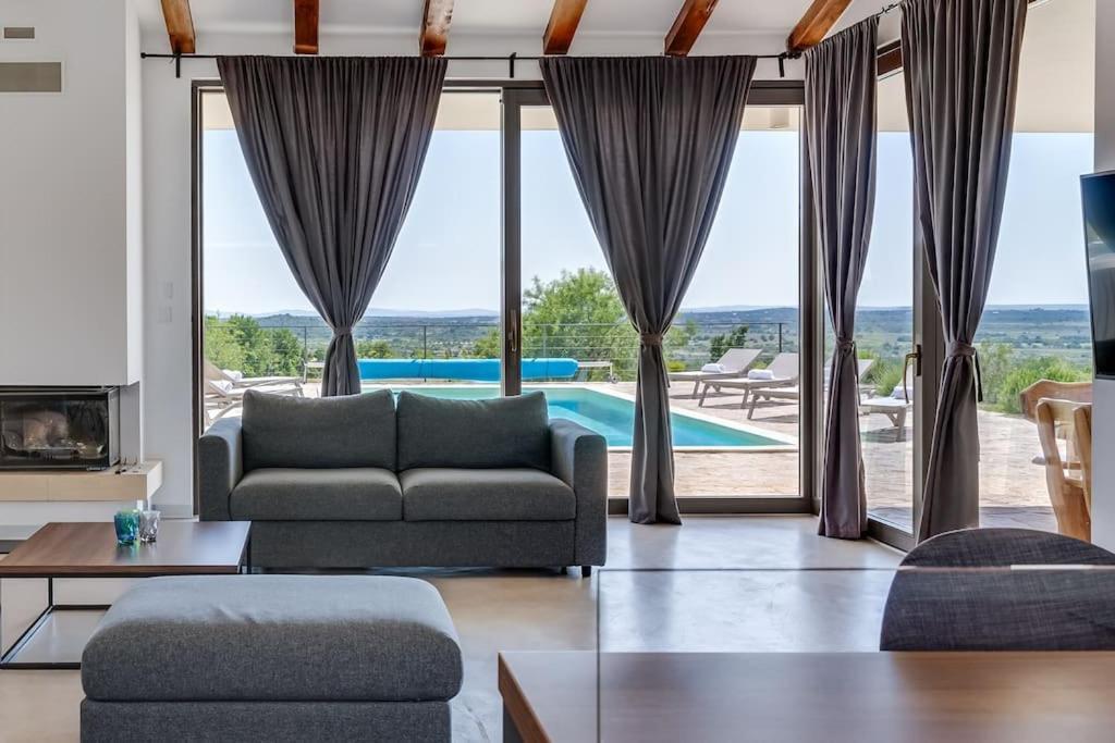 Villa T, Spacious With Heated Pool, Hot Tub & Sauna Rastevic Buitenkant foto