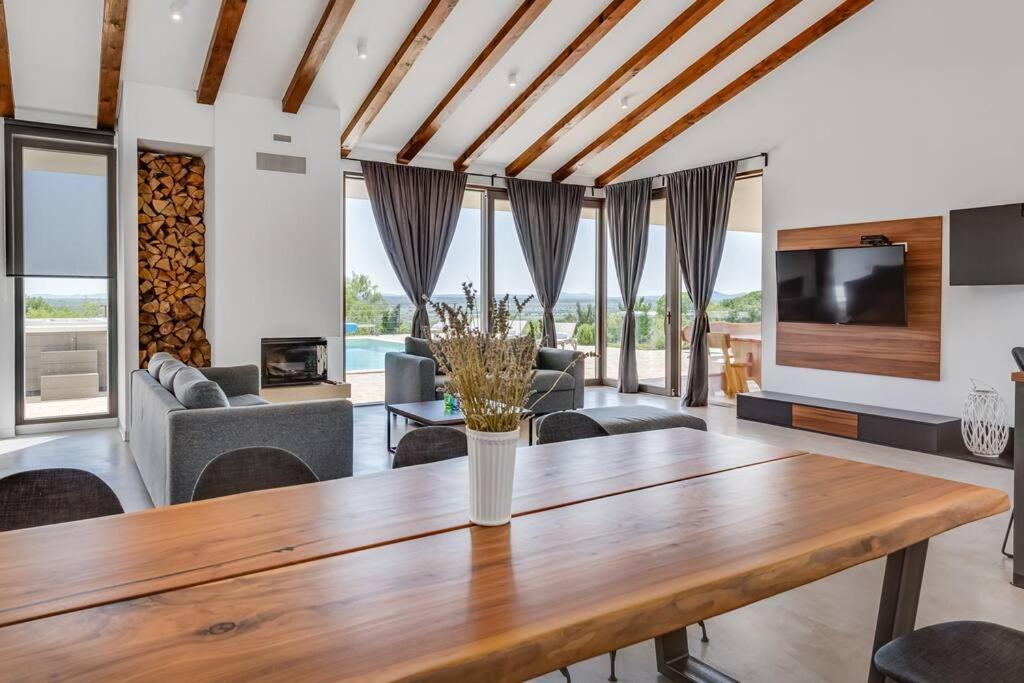 Villa T, Spacious With Heated Pool, Hot Tub & Sauna Rastevic Buitenkant foto