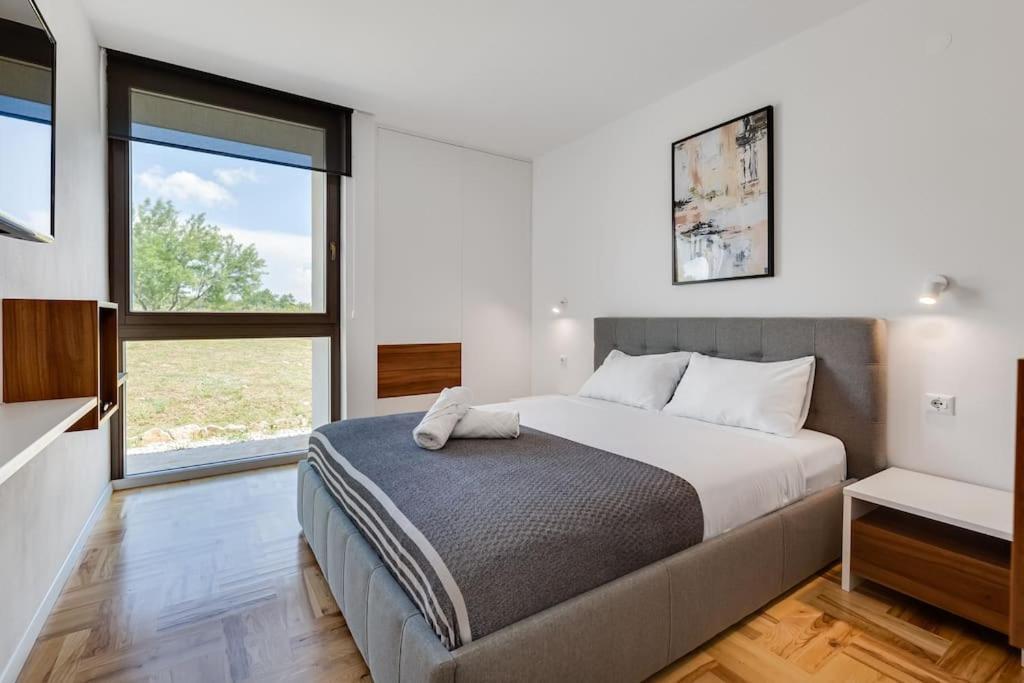 Villa T, Spacious With Heated Pool, Hot Tub & Sauna Rastevic Buitenkant foto
