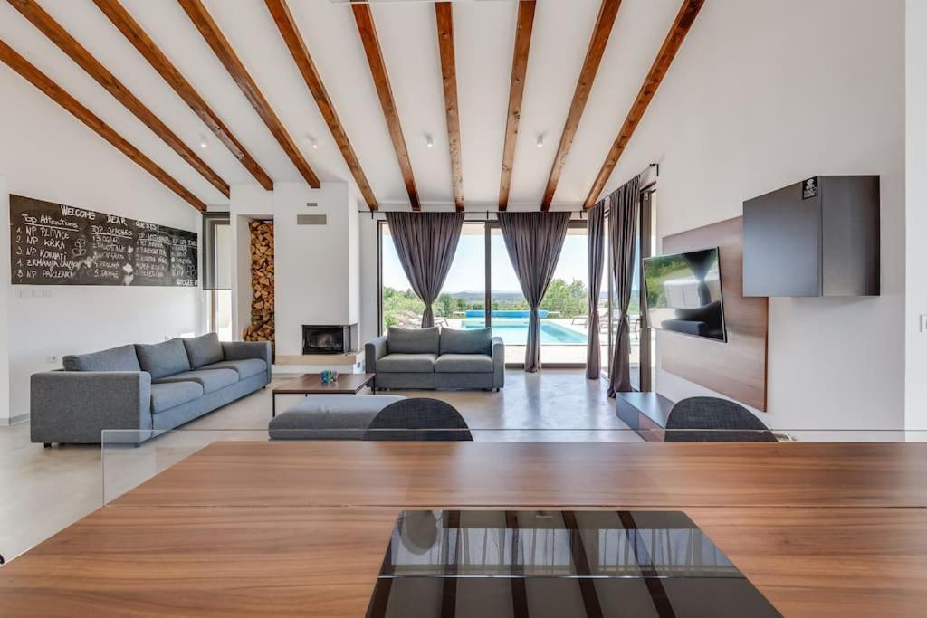 Villa T, Spacious With Heated Pool, Hot Tub & Sauna Rastevic Buitenkant foto