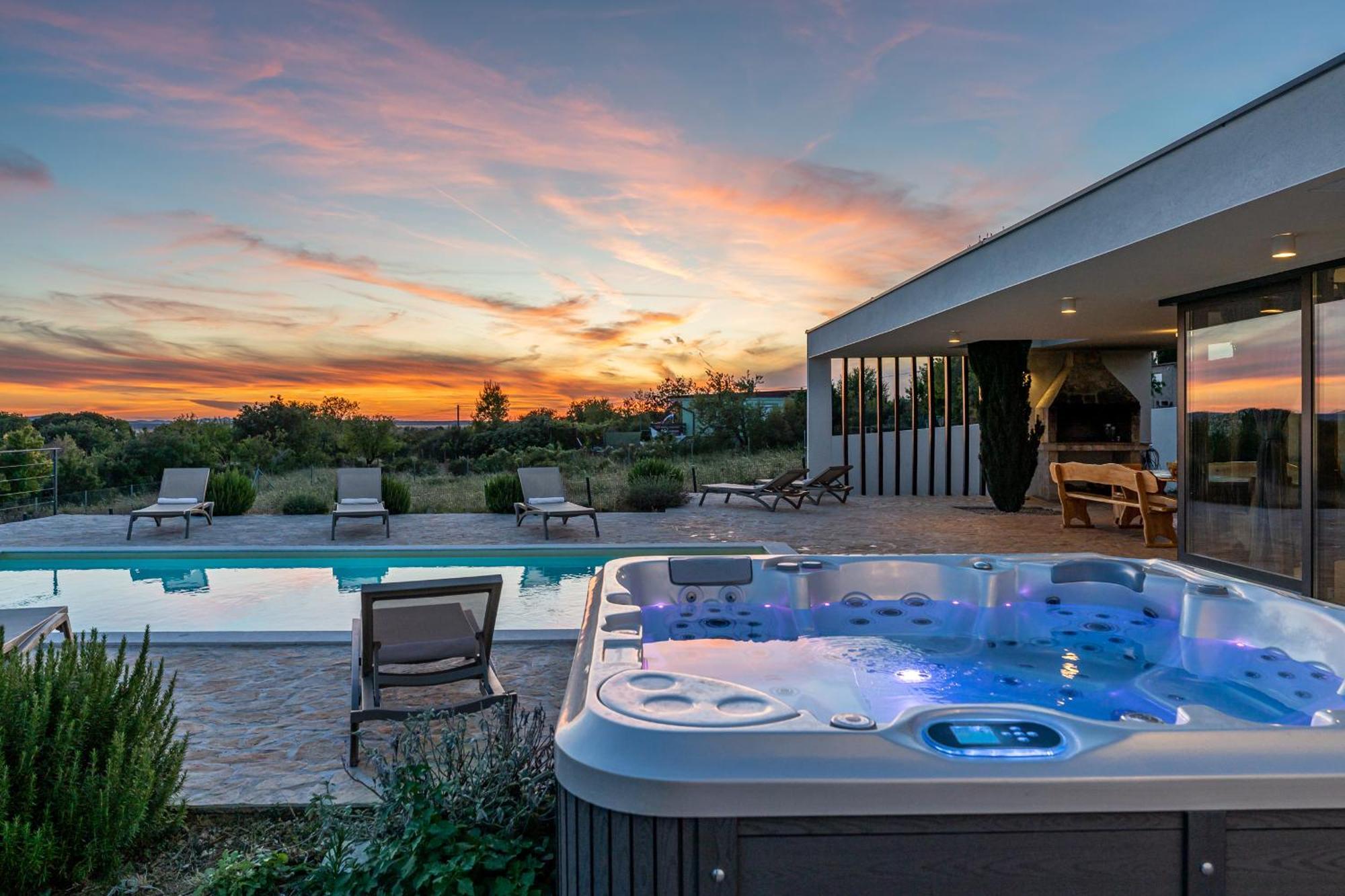 Villa T, Spacious With Heated Pool, Hot Tub & Sauna Rastevic Buitenkant foto