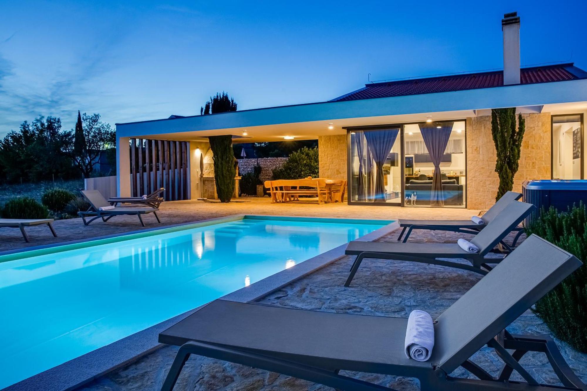 Villa T, Spacious With Heated Pool, Hot Tub & Sauna Rastevic Buitenkant foto