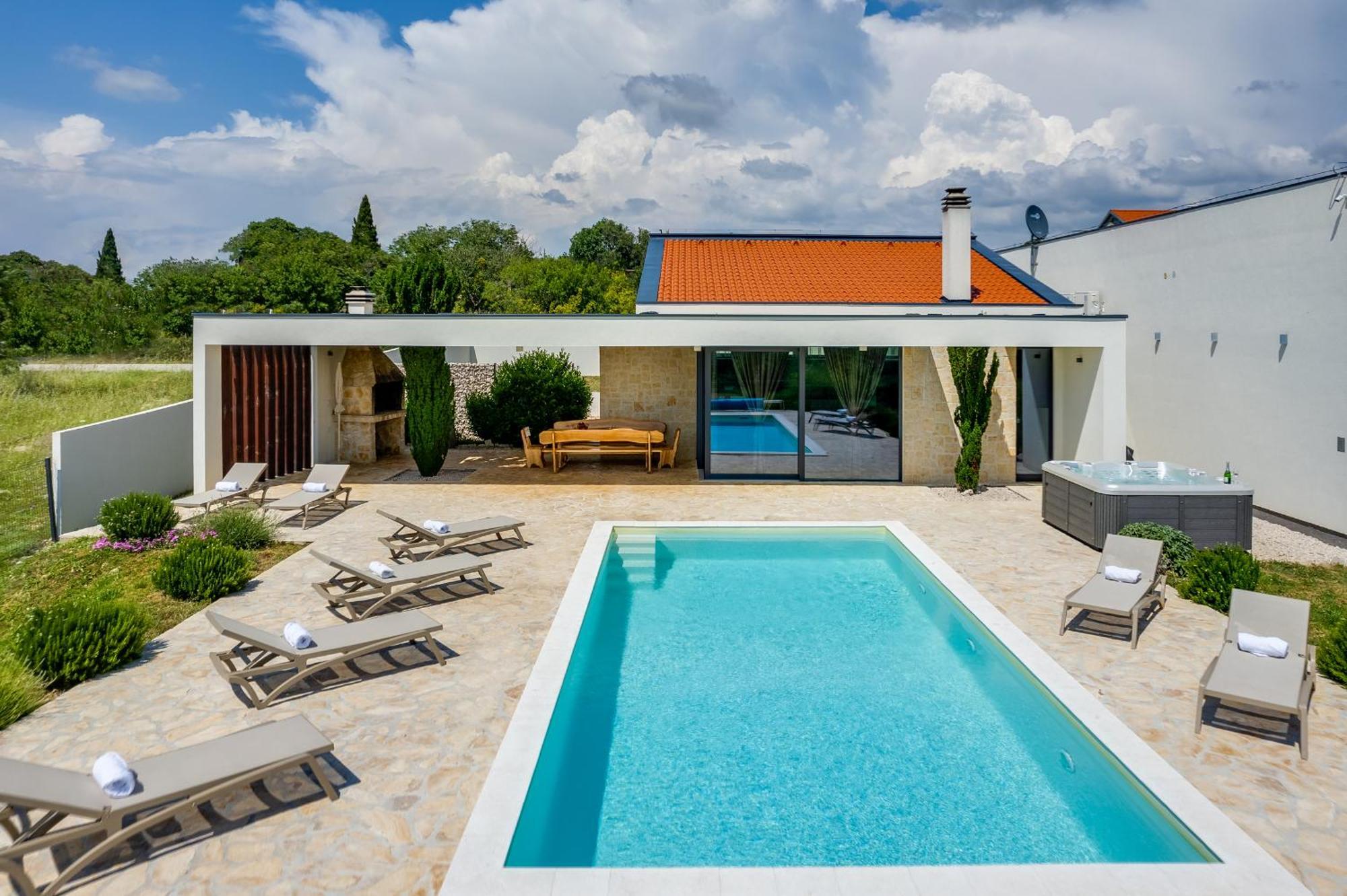 Villa T, Spacious With Heated Pool, Hot Tub & Sauna Rastevic Buitenkant foto